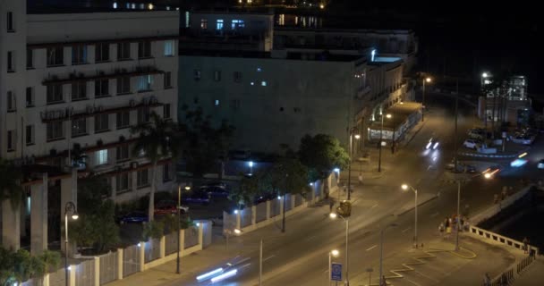 Nacht Timelapse weergave van verkeer bij de haven van Havana Cuba — Stockvideo