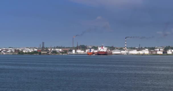 Dzień ustalenia strzał fabryki na brzegu zatoki Port Hawana — Wideo stockowe