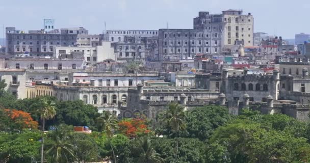 Dolly High Angle Estableciendo plano de edificios antiguos en La Habana Cuba — Vídeo de stock