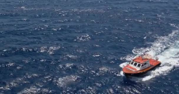 Brede Shot van kleine Pilot schip in de Ocean — Stockvideo