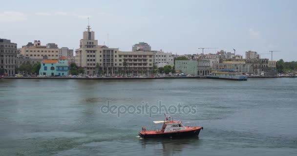 Weitschuss von Lotsenschiff in Havanna-Hafenbucht — Stockvideo