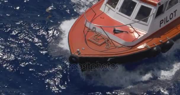 Vista en ángulo alto del arco del pequeño barco piloto — Vídeo de stock