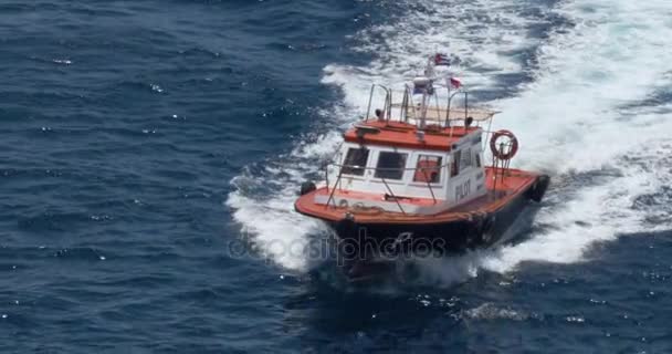 Weitschuss eines kleinen Lotsenbootes im Meer — Stockvideo