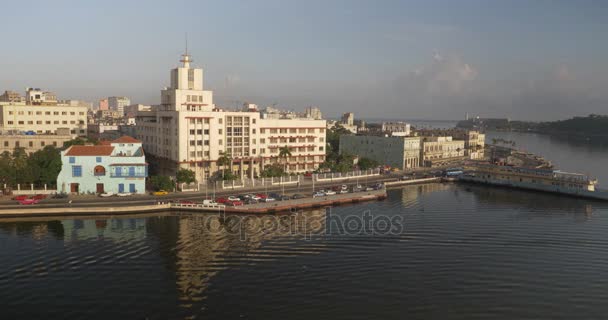Morgon hög vinkel att upprätta skott av Havanna Kuba Waterfront — Stockvideo