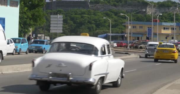 Vista de la calle del tráfico en las calles de La Habana Cuba — Vídeo de stock