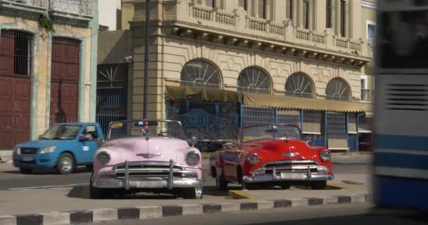 Κλασικό εκλεκτής ποιότητας αυτοκίνητα στους δρόμους της Αβάνα Κούβα — Αρχείο Βίντεο