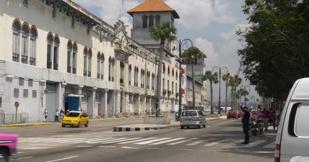 Scatto al rallentatore di auto classiche per le strade dell'Avana Cuba — Video Stock