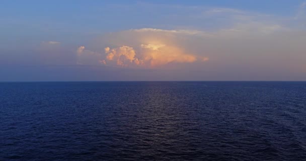 Friedlicher Abendblick auf Horizont und offenen Ozean — Stockvideo