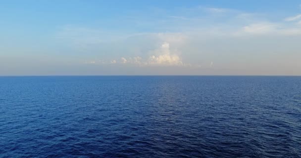 Мирне вид на горизонт і відкритий океан — стокове відео