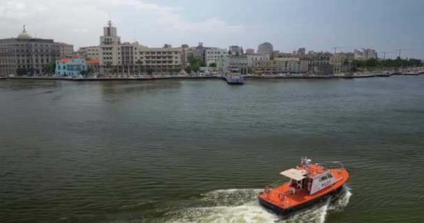 Havana bağlantı noktası Bay gemiyle şehir manzarası arka planda römorkör — Stok video