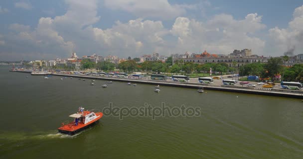 Barco remolcador en Bahía Puerto de La Habana con City Skyline en segundo plano — Vídeos de Stock
