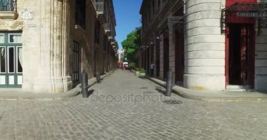 Steadicam Dolly Pov Shot Havana'da Dar sokaklarda yürüyüş