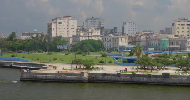 Wysoki kąt szeroki Dolly ustanawiającego strzał z Castillo de San Salvador de la Punta — Wideo stockowe