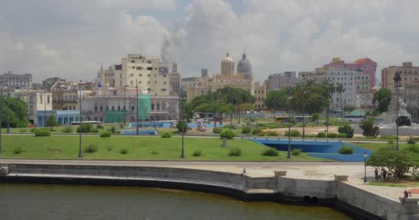 Hög vinkel brett Dolly att upprätta skott av Havanna Kuba Skyline — Stockvideo
