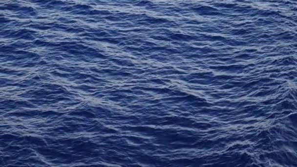 Ακραία αργή κίνηση κοντινό νερού των κυμάτων του ωκεανού — Αρχείο Βίντεο