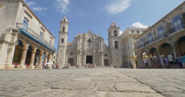 Angolo basso Stabilimento Colpo di Piazza della Cattedrale Plaza a L'Avana — Video Stock