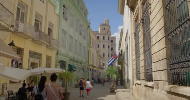 Day Establishing Shot of Typical Street Activity in Havana Cuba — Stock Video