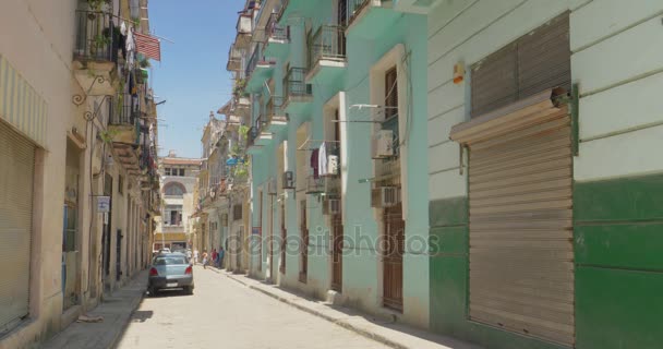Día en que se establece la toma de un callejón típico en La Habana Cuba — Vídeo de stock