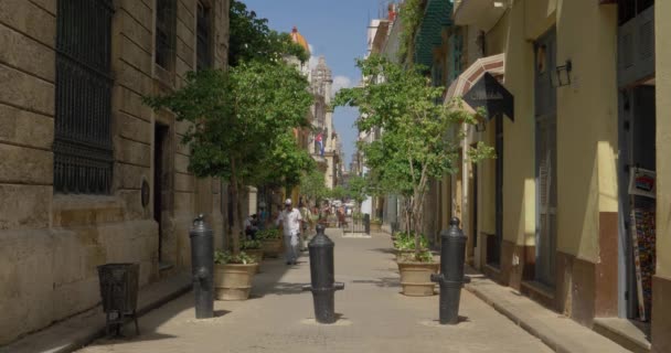 Day Establishing Shot of Typical Street Activity in Havana Cuba — Stock Video