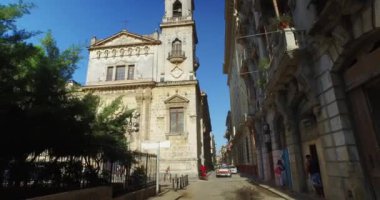 Steadicam Dolly Pov Shot Havana'da Dar sokaklarda yürüyüş