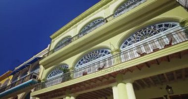 Havana Küba eski şehir Meydanı balkonda bakarak