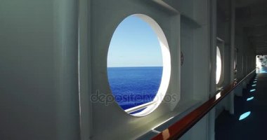 Deniz Cruise Gemi Porthole bakan
