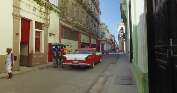 Steadicam Dolly Pov Shot wandelen in smalle straatjes in Havana — Stockvideo