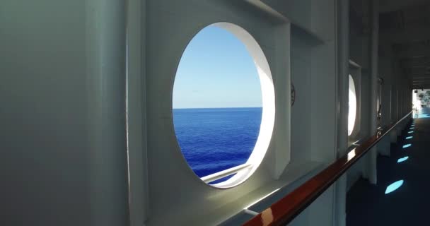 З видом на море з ілюмінатора круїзного судна — стокове відео