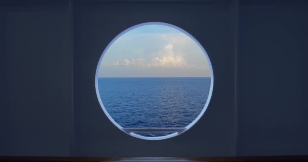 Mirando hacia el mar desde el ojo de buey de crucero — Vídeos de Stock