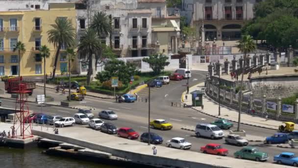 高角度空中跟踪多莉建立在哈瓦那 古巴的街道上的交通拍摄 包括丰富多彩的老式美国汽车 是一个热门的旅游景点 — 图库视频影像