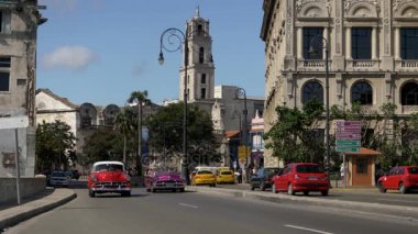 Havana, Küba - Temmuz, 2017 - Havana Aziz Francisco de Asis Bazilikası'na yakın sokakların renkli vintage Amerikan arabaları görüntüsünü oluşturma bir gündüz yaklaşık