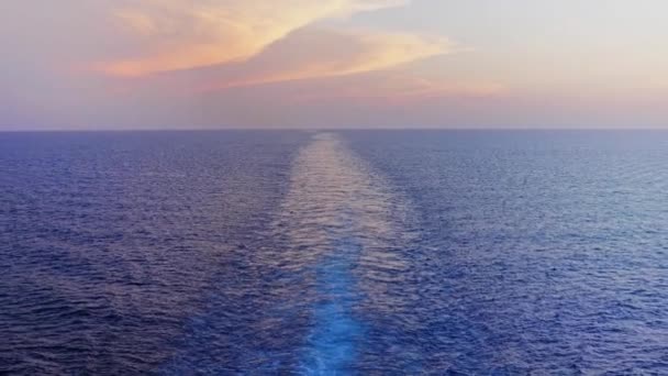 Zoom para fora através do furo do navio de cruzeiro sobre o despertar traseiro — Vídeo de Stock