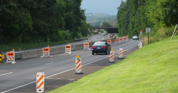 Coches Navegar por un carril cerrado en una zona de construcción de carreteras — Vídeo de stock