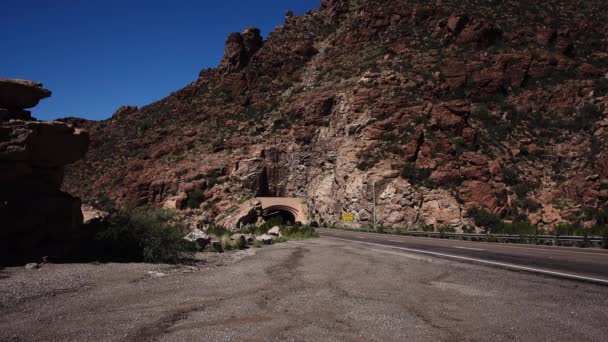 Passera genom Queen Creek tunneln i Arizona — Stockvideo