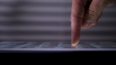 Profil görünümü resimleri dokunmatik Tablet PC'de görüntüleme