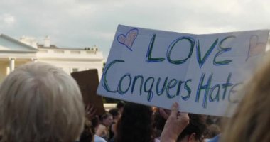 Anti-nefret protestocular işaretleri Beyaz Saray dışında tut