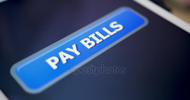 Closeup στιγμιότυπο πιέζοντας πληρώνουν λογαριασμούς κουμπί στην οθόνη αφής δισκίο Pc — Αρχείο Βίντεο