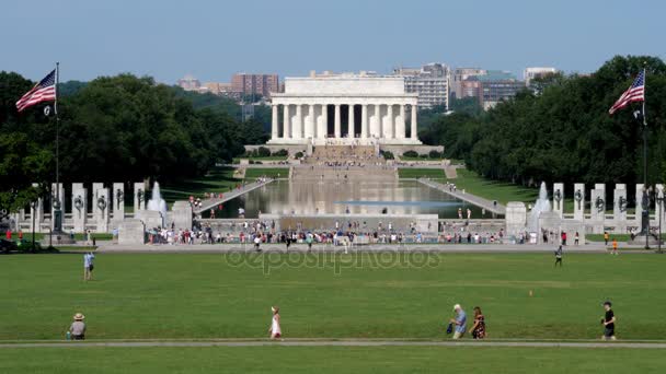 Longa dose de turistas visitando o Lincoln Memorial — Vídeo de Stock