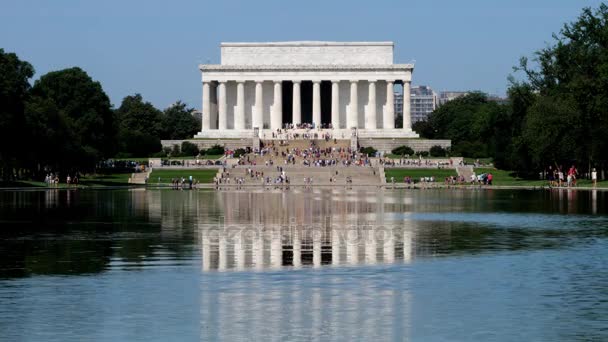 Niski kąt długie ujęcie turystów w Lincoln Memorial — Wideo stockowe