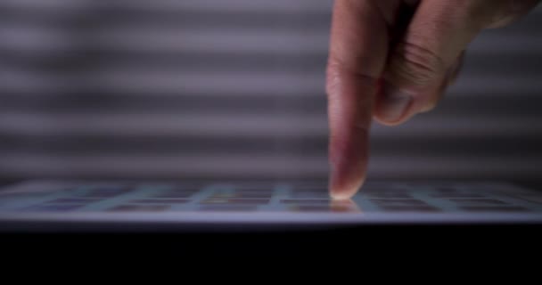 Profilansicht der Bilder auf dem Touchscreen-Tablet-PC — Stockvideo