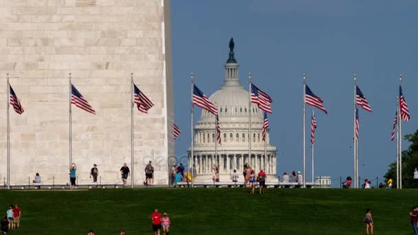 Hosszú létrehozó lövés a Capitol kupola és a Washington-emlékmű — Stock videók