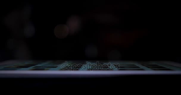 Dramatické profil pohled zobrazení obrázků Touchscreen Tablet PC — Stock video