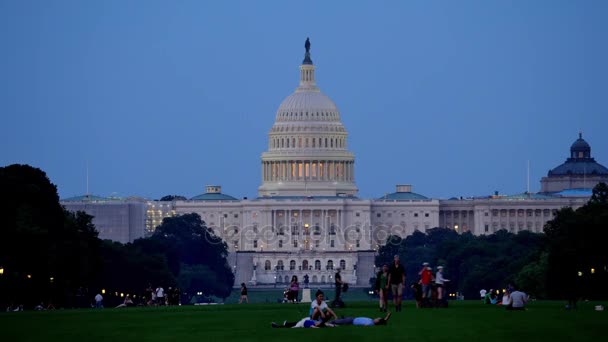 Lange Aufnahme von Touristen auf Washington Mall in der Nähe des Hauptstadtgebäudes in der Abenddämmerung — Stockvideo