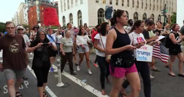 Anti-nefret protestocular Mart Pennsylvania Avenue üzerinde — Stok video