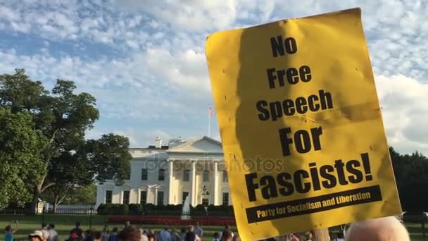 Manifestantes afuera de la Casa Blanca sostienen letreros — Vídeo de stock