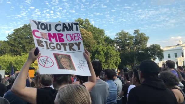 Manifestantes afuera de la Casa Blanca sostienen letreros — Vídeos de Stock