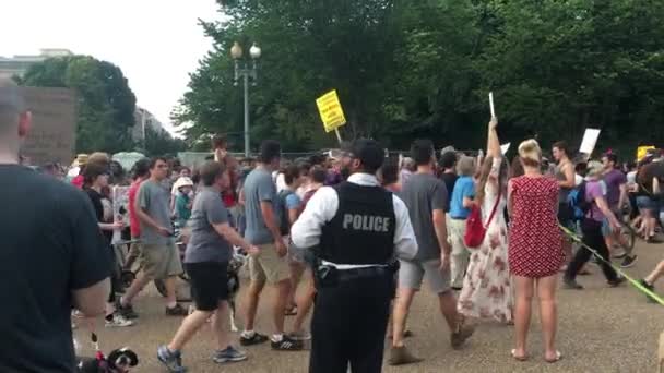 反トランプ デモ隊が行進し、ホワイトハウスの外聖歌 — ストック動画