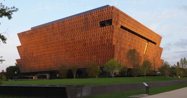 Dusk Exterior Establishing Shot National Museum of African American History and Culture — Stock Video