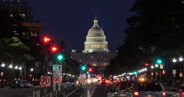 Nacht Timelapse weergave van Pennsylvania Avenue verkeer en de koepel van het Capitol — Stockvideo