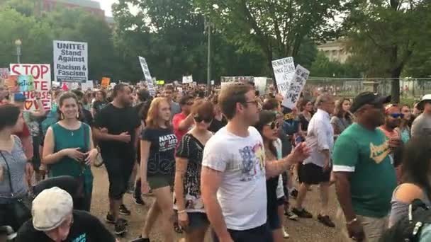 Anti-Trump tüntetők március és Chant kívül a fehér ház — Stock videók